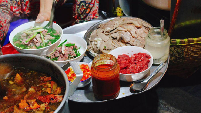 Ăn phở gánh ở hàng Chiếu