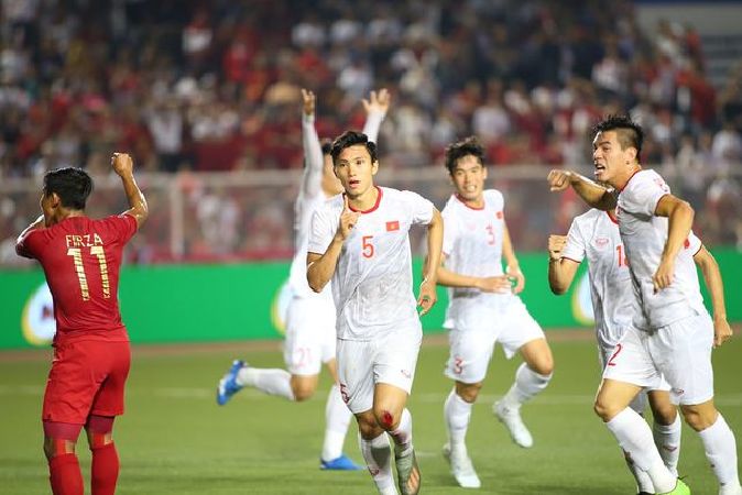 Sau chiến thắng, dân mạng Indonesia tràn vào trang cá nhân của cầu thủ Việt Nam và thậm chí là... bạn gái của cầu thủ.