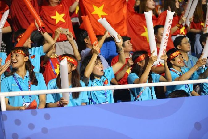 Đội tuyển bóng đá nữ đi cổ vũ cho đội tuyển bóng đá nam
