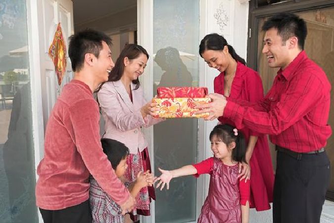 Kiêng đi chúc Tết khi đang có bầu