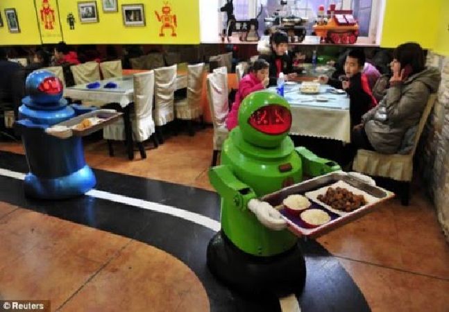 Thực phẩm được chế biến, nấu chín và phục vụ bởi robot