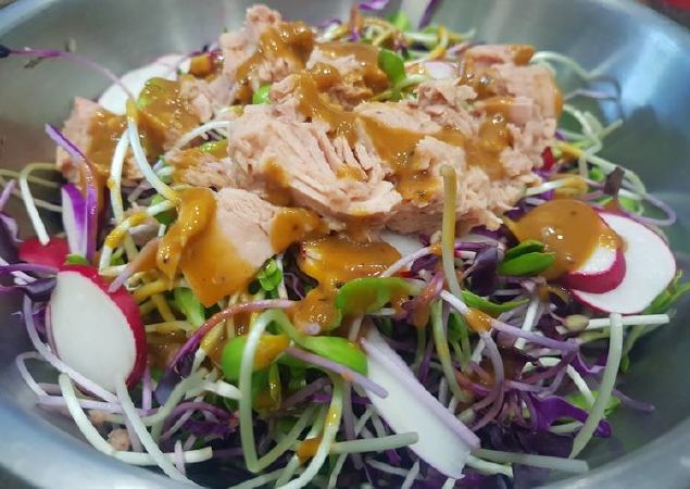 Món salad rau mầm cá ngừ