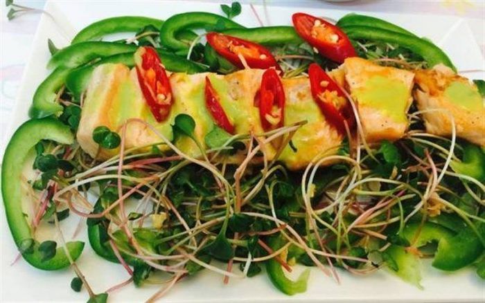 Món salad cá hồi rau mầm ớt chuông