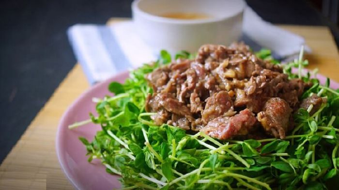 Món salad rau mầm thịt bò