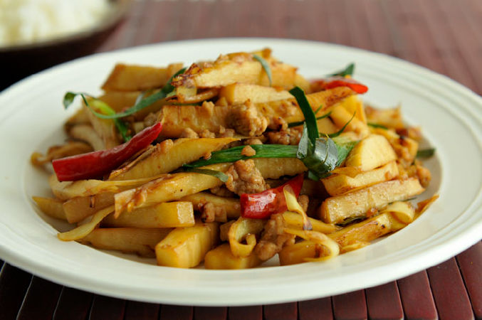 Măng khô xào thịt