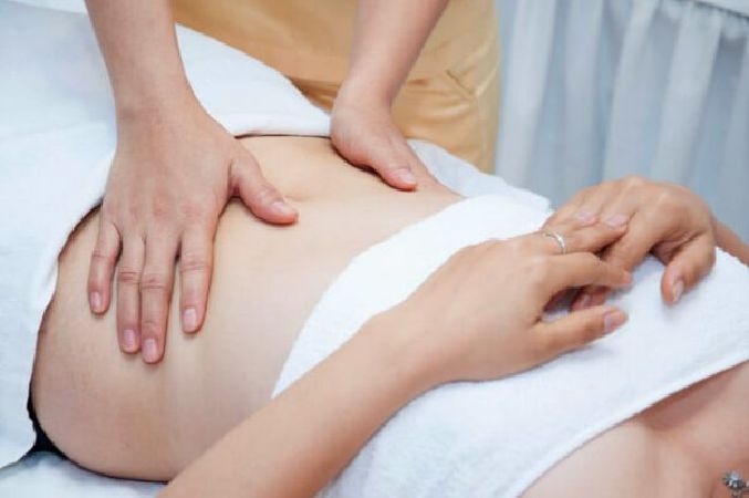 Massage bụng nhẹ nhàng giảm đau bụng