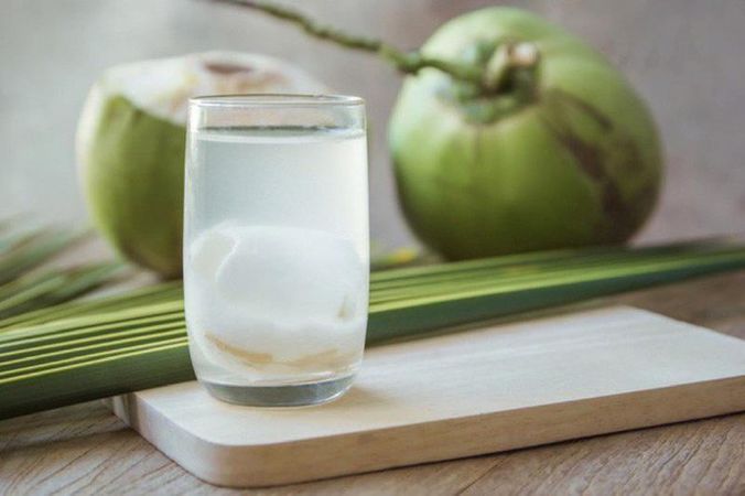 Uống nước dừa khi gần tới tháng giảm đau bụng hiệu quả