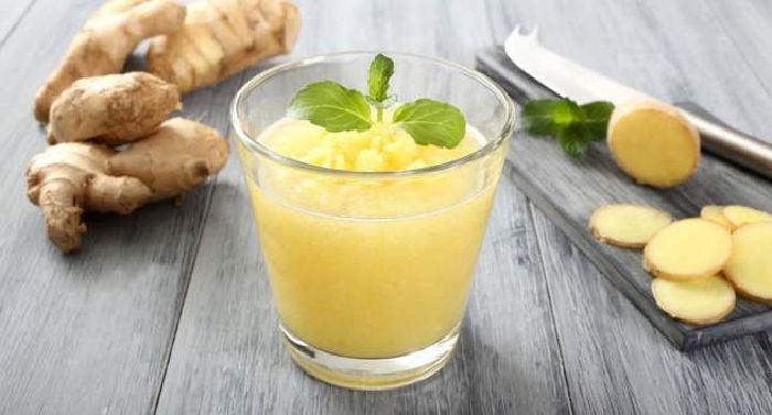 Uống nước ép gừng làm giảm đau bụng hiệu quả