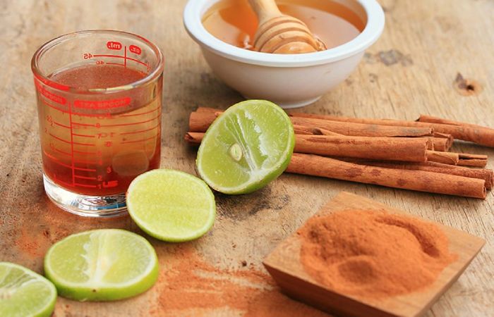 Nước chanh, quế, mùi tây và mật ong
