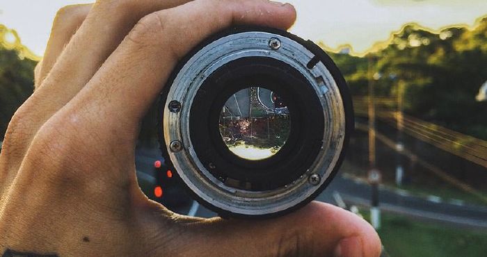 Cẩn thận khi thay ống kính ngoài trời