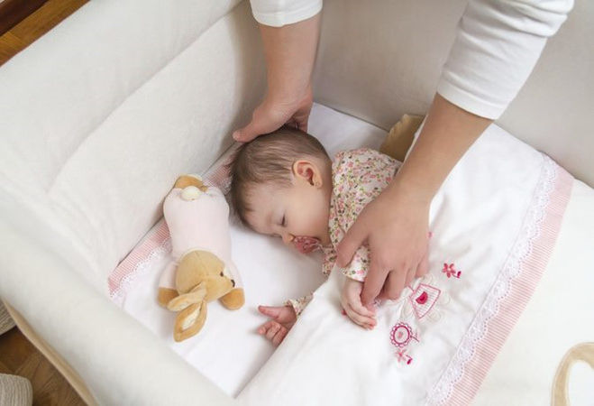Đặt đồ chơi cạnh bé khi ngủ