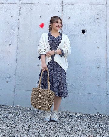 Váy liền thân phủ họa tiết + Áo cardigan