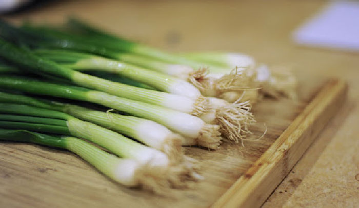 Hành lá trị mụn