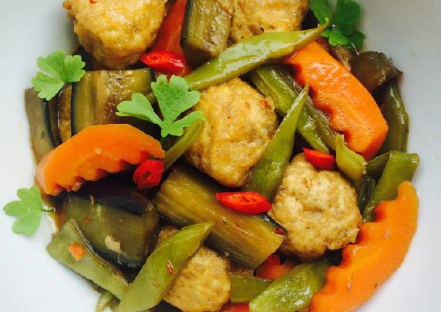 Món đậu phụ xào cùng rau củ