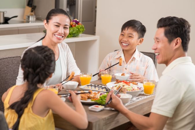 Không để ý tới lời ăn tiếng nói trong suốt bữa cơm