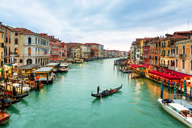 Thuyền Gondola bên những dòng kênh ở Venice, Italia