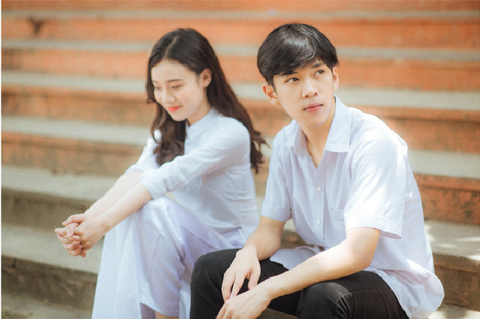 Nàng đỏ mặt khi được bạn khen hay nhìn chằm chằm