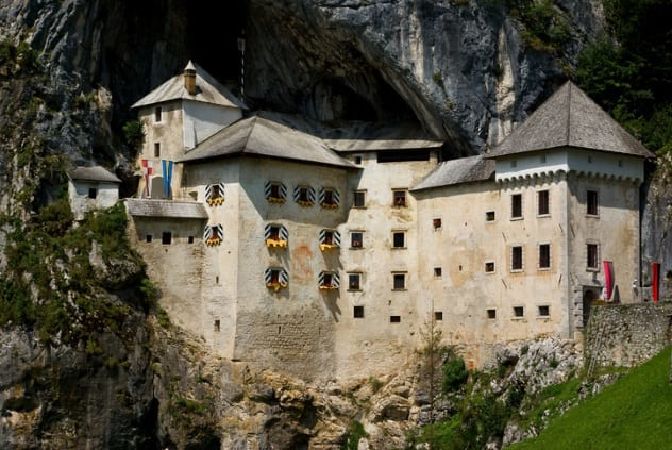 Lâu đài Predjama Slovenia