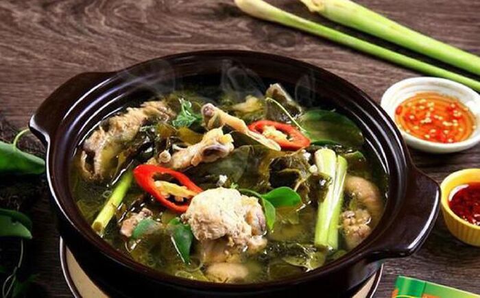Canh gà lá thuốc của người Dao
