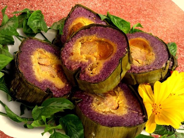 Bánh tét lá cẩm