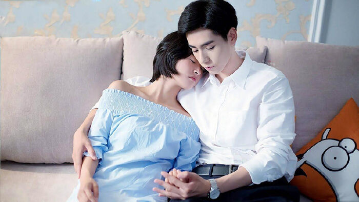 Anh ấy hay nói chuyện và lắng nghe vợ