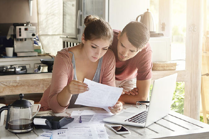 Bàn bạc và tham khảo ý kiến của vợ