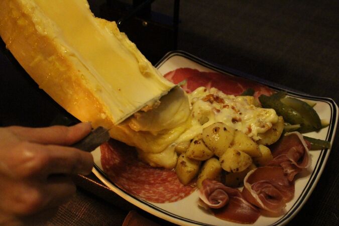Pho mai Raclette