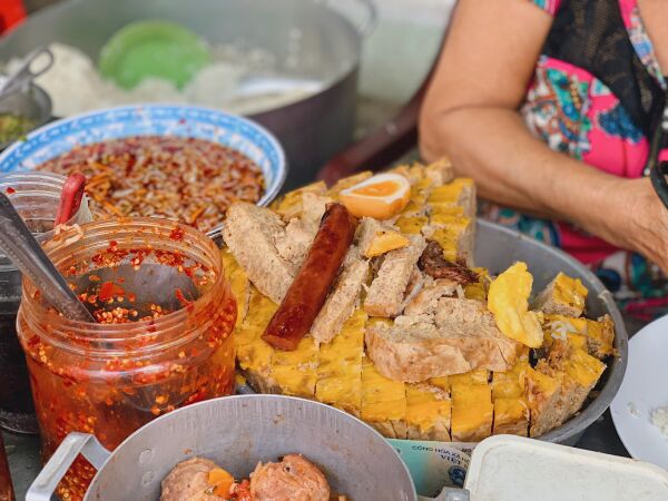 Cơm tấm trứng kho lòng đào Bà Năm