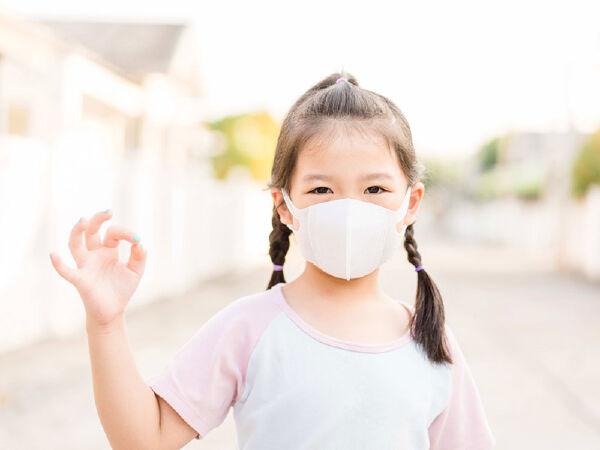 Dạy con đeo khẩu trang khi ra đường