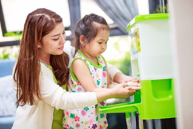 Đảm bảo trẻ rửa tay đúng cách, thường xuyên