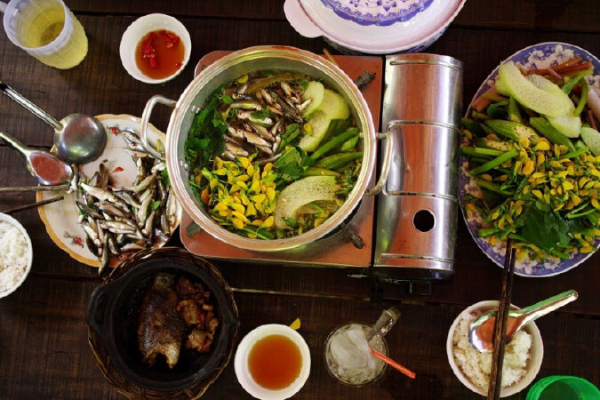 Canh chua cá linh bông điên điển.