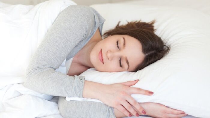 Ngủ đúng giờ và ngủ đủ giấc giúp giảm cân.