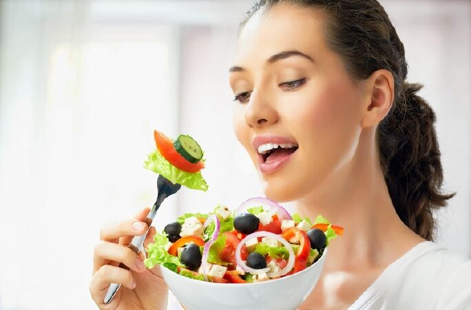 Nhai chậm hơn để giảm cân.