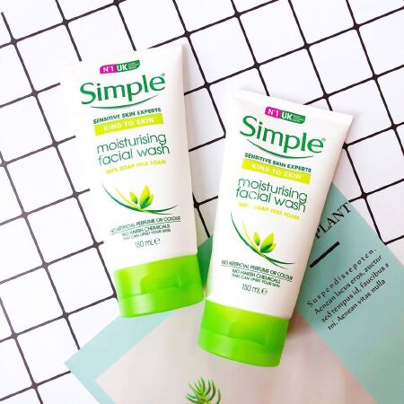 Sữa rửa mặt Simple Kind To Skin Moisturising Facial Wash cho da khô, da hỗn hợp thiên khô