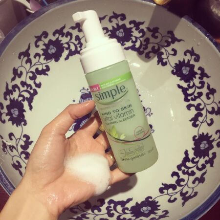Sữa rửa mặt Simple Kind To Skin Vital Vitamin Foaming Cleanser cho da thường, da dầu, thiên dầu
