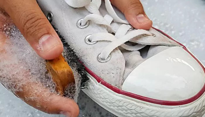 Vệ sinh bằng hỗn hợp xà phòng và nước rửa chén