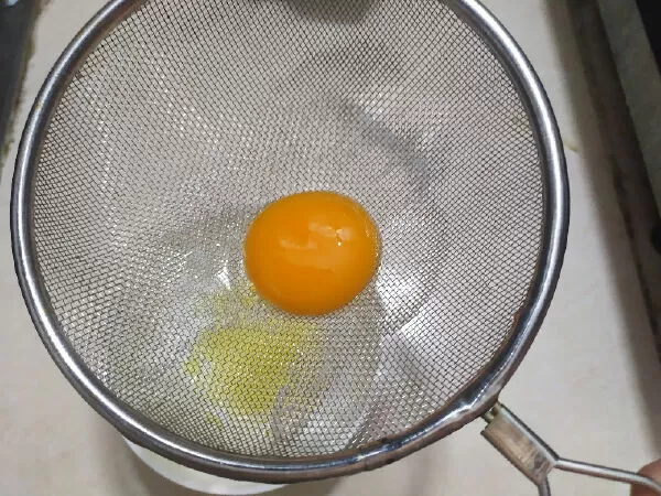 Tách trứng bằng ray