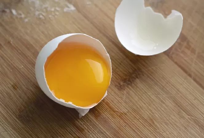 Dùng vỏ trứng để tách trứng