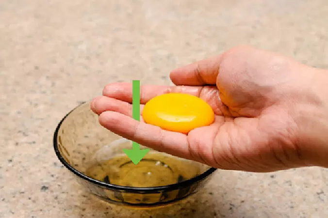 Tách trứng bằng bàn tay