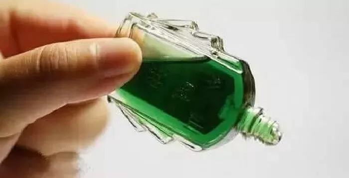 Đuổi muỗi bằng dầu gió