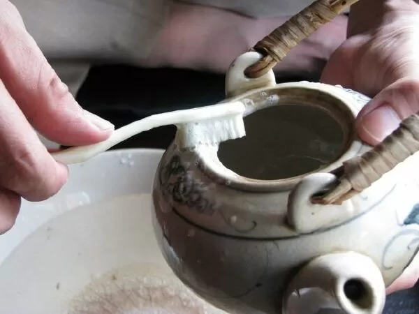 Làm sạch đồ sành sứ