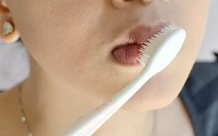 Tẩy da chết cho môi