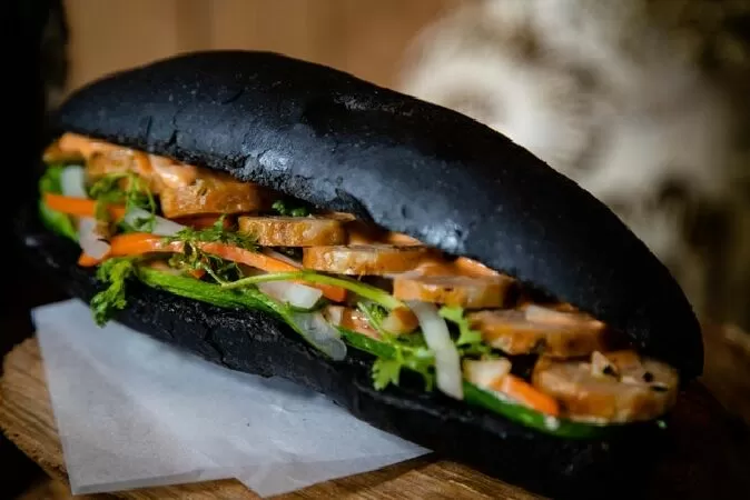 Bánh mì 'bóng đêm' đen như than ở Quảng Ninh