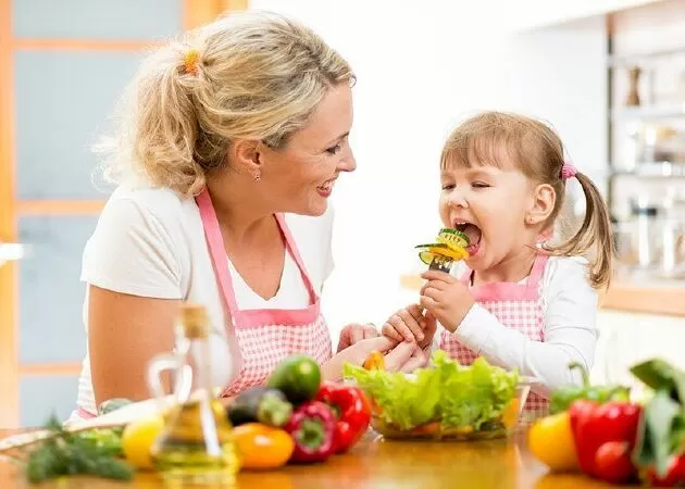 Cho trẻ ăn nhiều rau xanh và thực phẩm lành mạnh