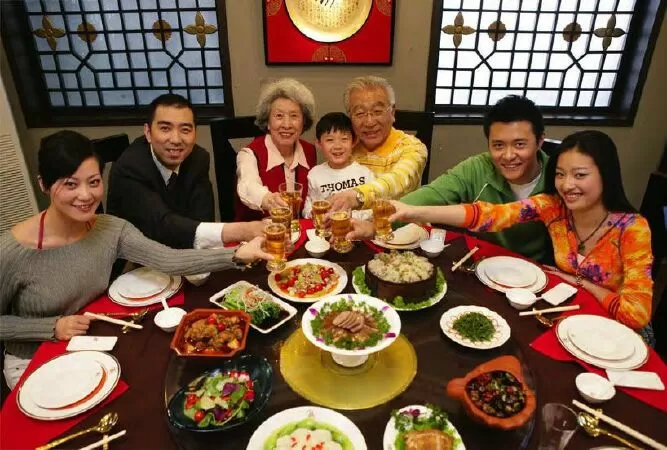 Văn hoá ăn bằng đũa và mâm cơm gia đình