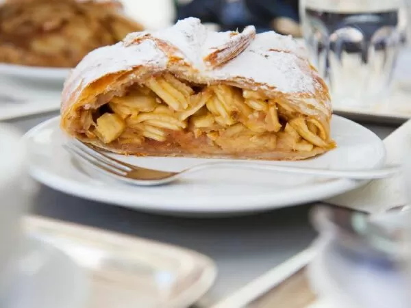 Món Apfelstrudel ở Áo