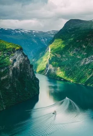 Ngắm vịnh hẹp Geirangerfjord