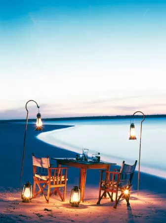 Tận hưởng bữa tối trên bãi biển lãng mạn ở Zanzibar