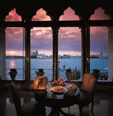 Cuộc sống như ông hoàng, bà chúa ở Venetian Palazzo