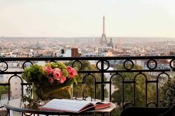 Ngọt ngào kỳ nghỉ ở Paris với nụ hôn lãng mạn vào buổi sáng bên tháp Eiffel